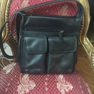 Black leather Fossil shoulder bag.